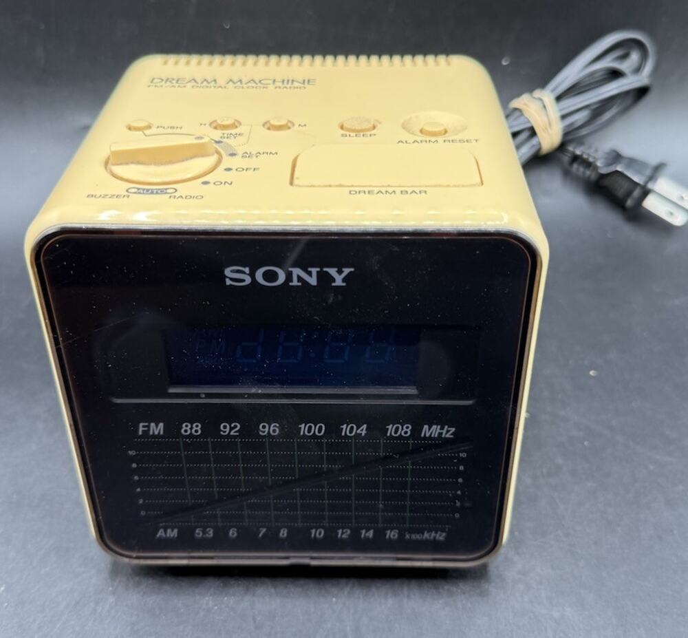 Sony Dream Machine Vintage 1983 FM AM Digital Alarm Clock Radio ICF-C10W Works 1